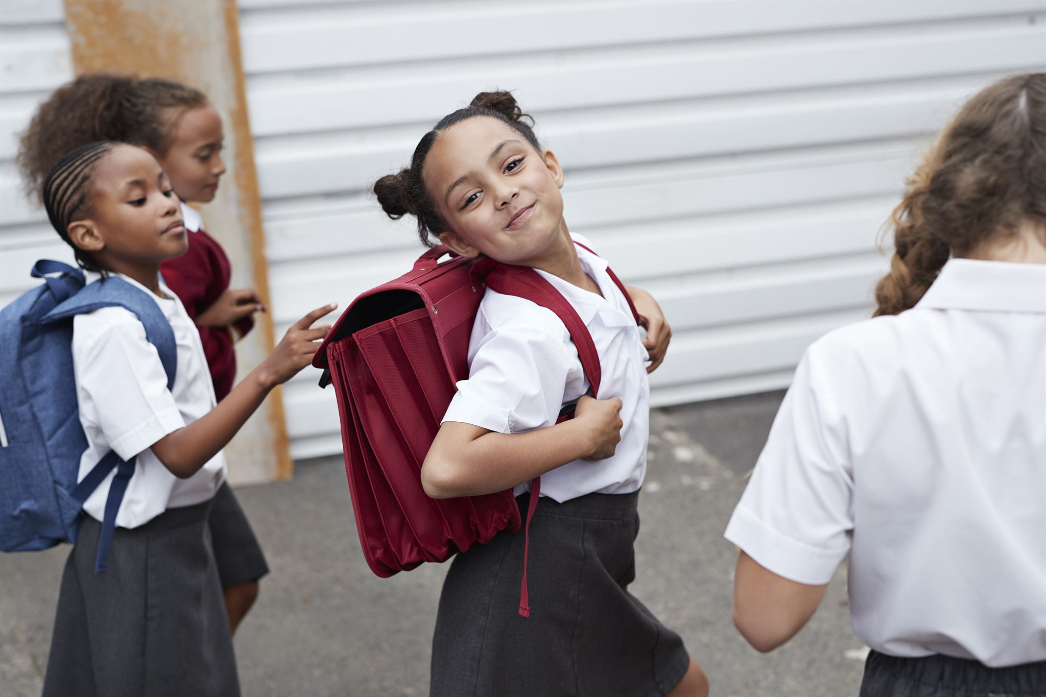 Colegiala-con-mochila-roja